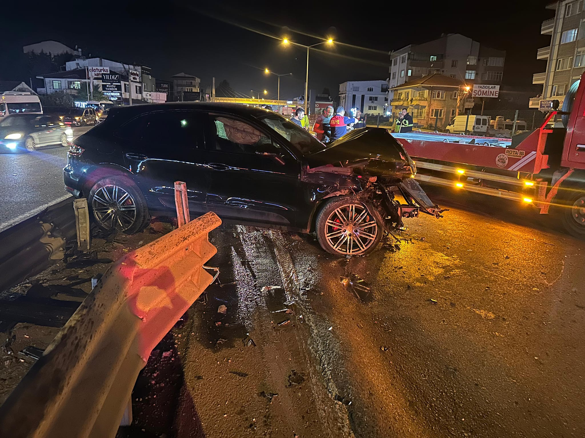 Yalova’da Lüks Cip Bariyerlere Çarptı: Araç Kullanılamaz Hale Geldi